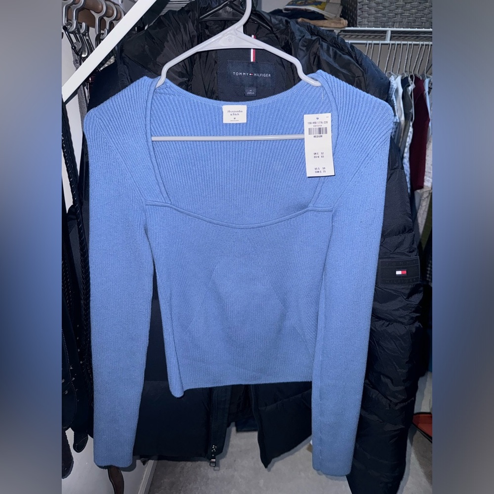 NWT. Blue Abercrombie & Fitch fitted sweater. Size M